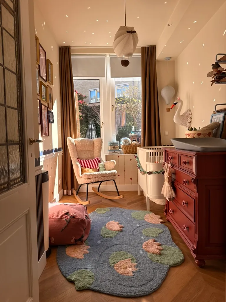De Zwanenkamer, een schapenwollen schommelstoel, een vilten zwaan aan de muur en een bessenrode commode in gouden licht