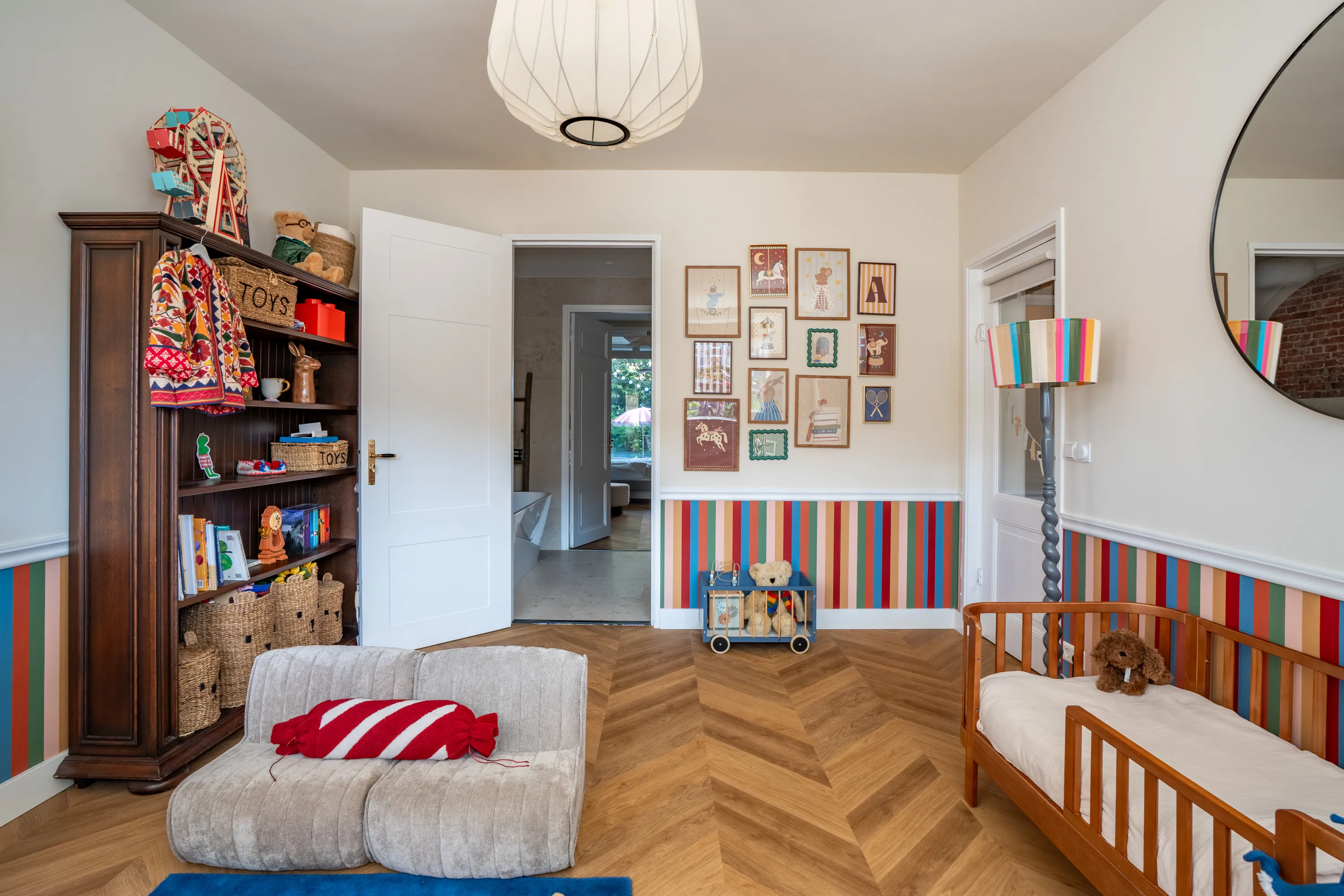 De Notenkraker-kamer, een warme speelkamer met gestreepte muren, een rode schouw en een boekenkast vol speelgoed